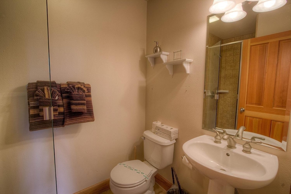 Timber View Lodge 4 Bedroom Home by RedAwning view 4