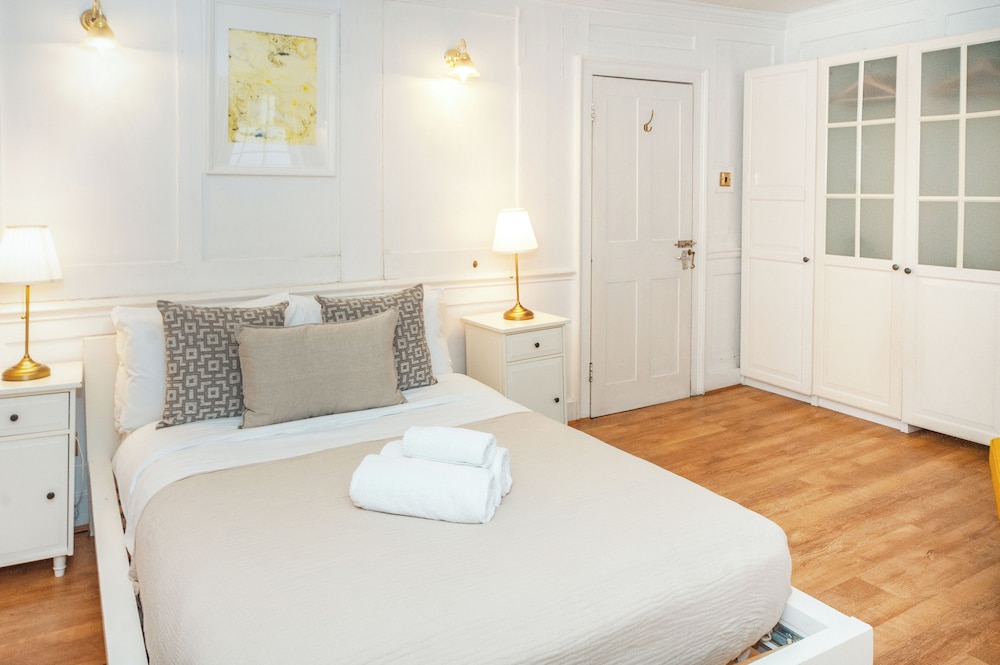 Spacious 3BR 2BA Flat in Central Soho