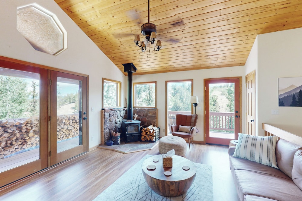 3 BR Cabin w/ Hot Tub, Large Deck & Wifi