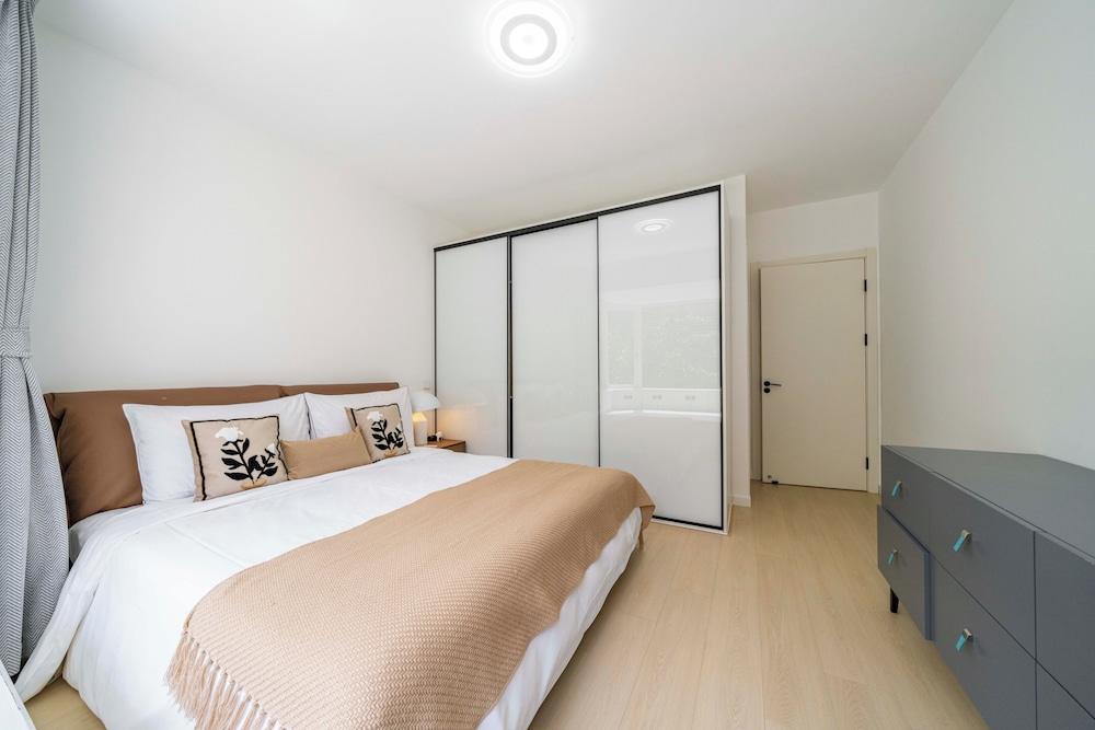 Tyms Stylish 3BR 2BA Apt Xujiahui Shops