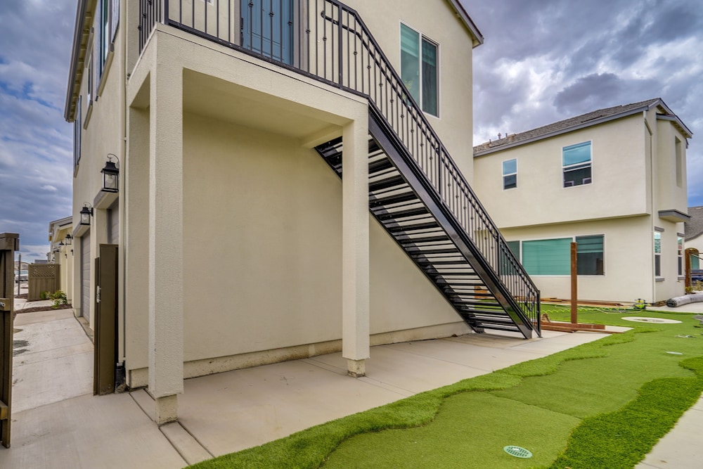 California Midterm Rental With Fenced Yard! view 4