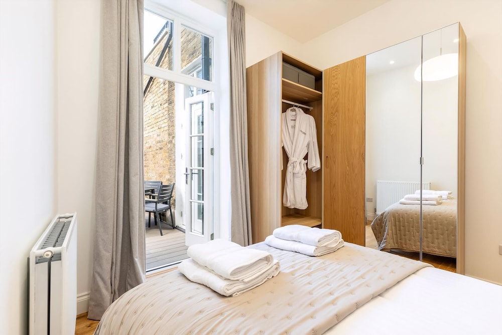 Bright & Elegant Chelsea Getaway: Private Balcony!