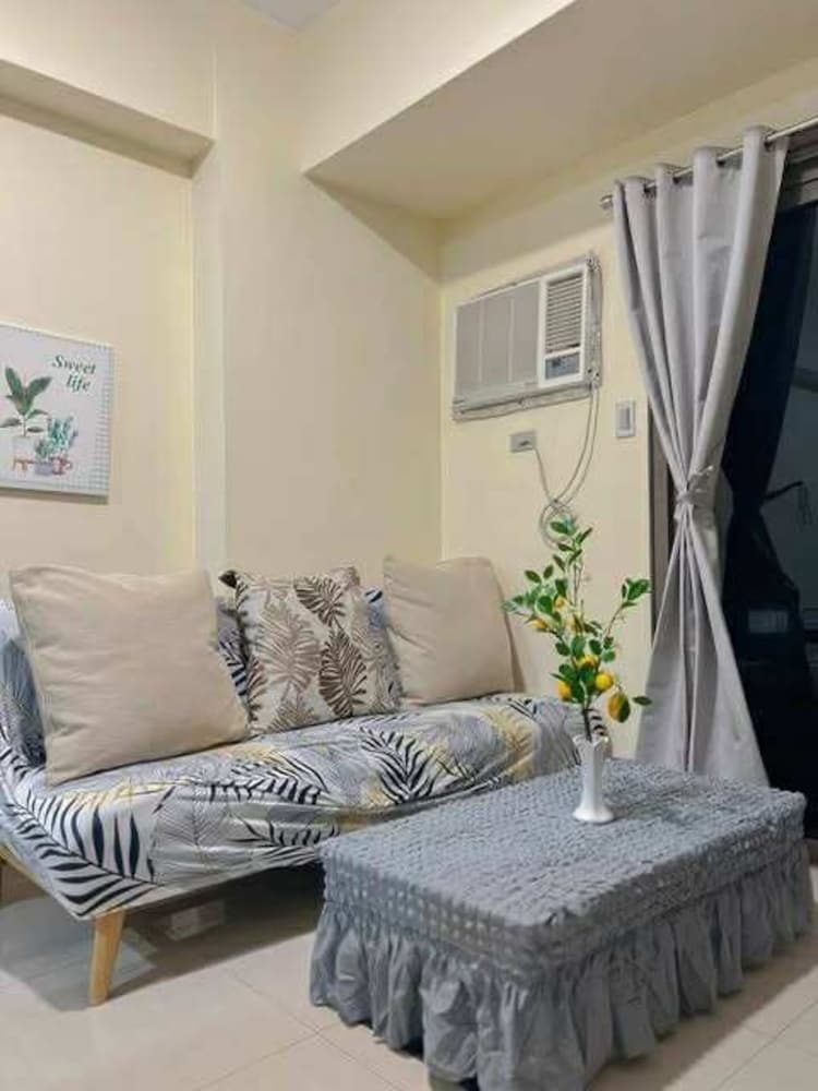 Cozy Pasay Condo with Pool Access