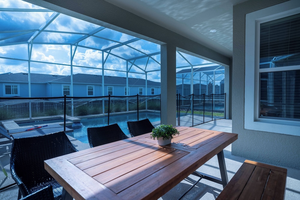 6BR Luxury Pool Home Near Disney Champions