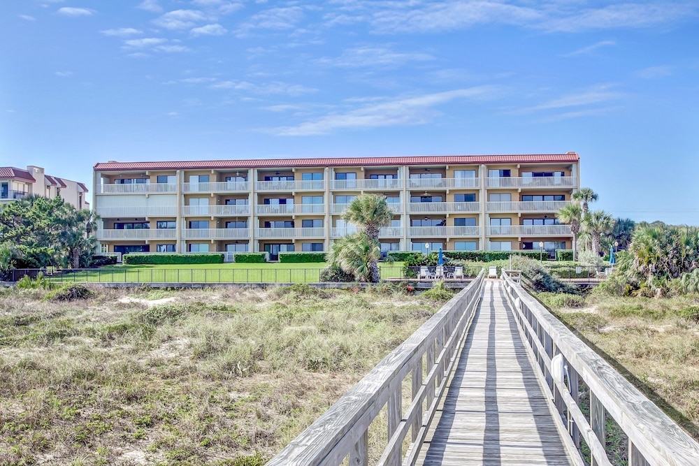Ocean View Condo, Easy Acces to the Pool and Private Walkway to the Beach by RedAwning