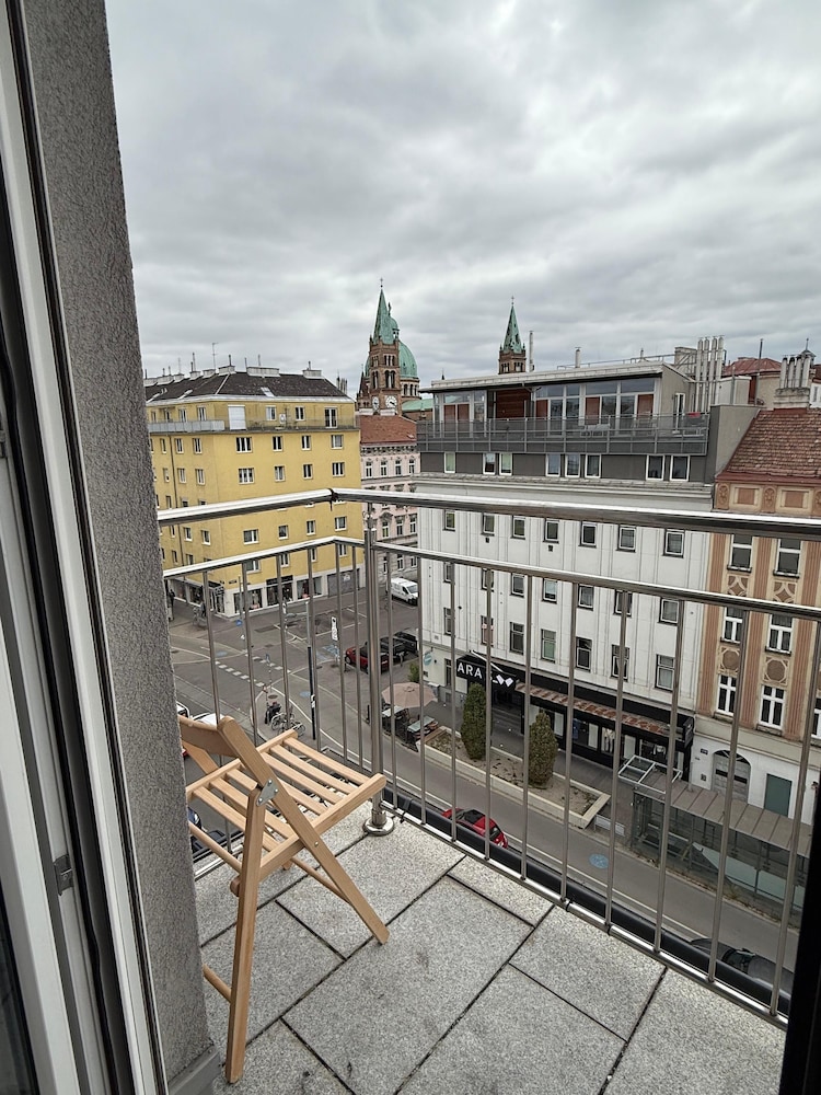 Stylish 1BR Apt Balcony AC City Center