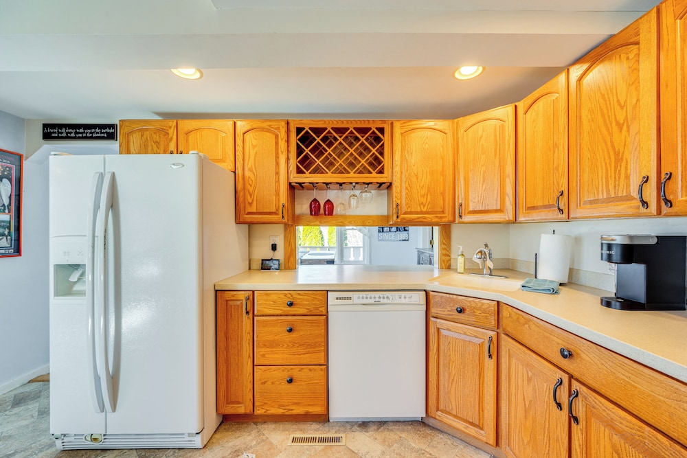 1 Mi to Story Land: Spacious Home w/ Mtn Views!