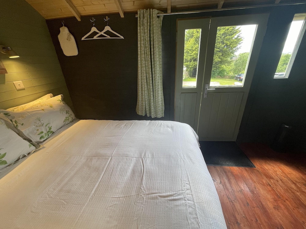 Enchanted Cabin Retreat in Sibford Gower view 3