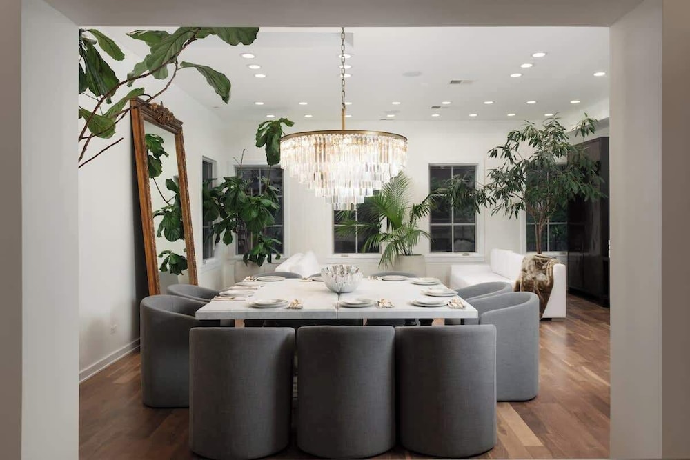 Luxury 4BD Gold Coast Penthouse With Deck Views