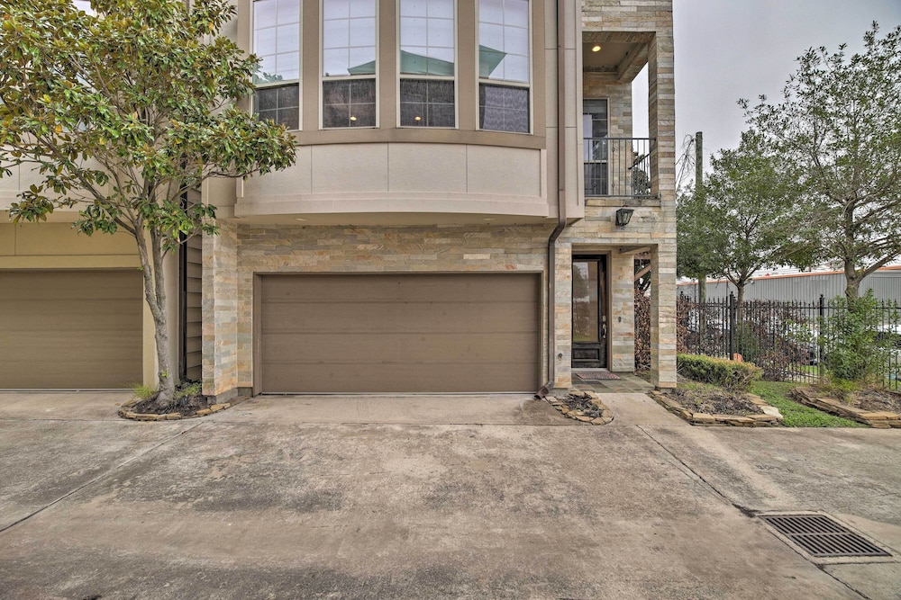Dtwn Houston Home Near Stadiums: WFH Friendly! view 4