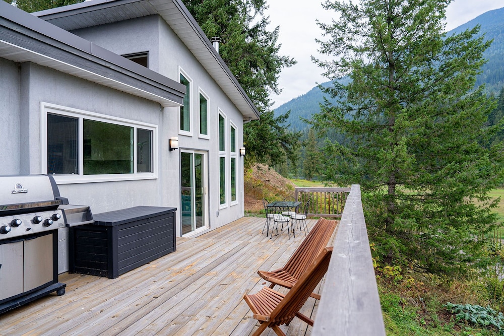 Revelstoke Lakehouse by Revelstoke Vacations