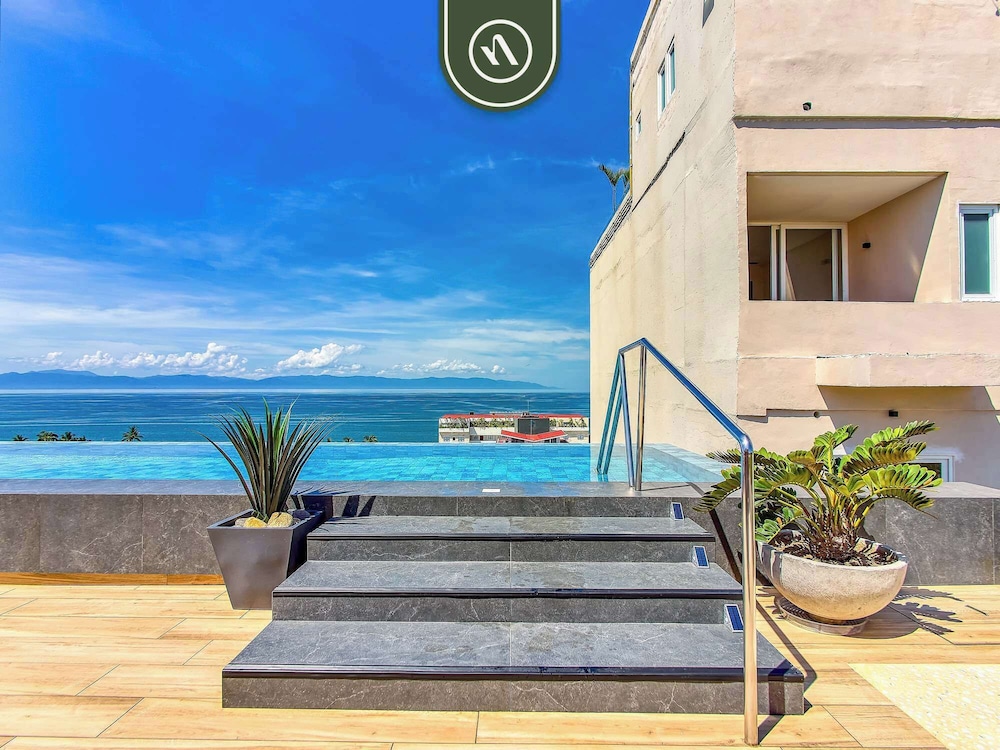 Centric 2BR Condo- Balcony - Rooftop Pool
