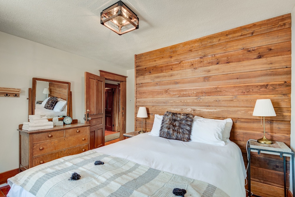 Rocky Mountain House - Sleeps 23 view 5