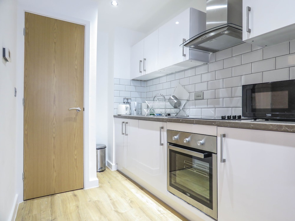 Tudors eSuites Birmingham Canalside Apartments view 5