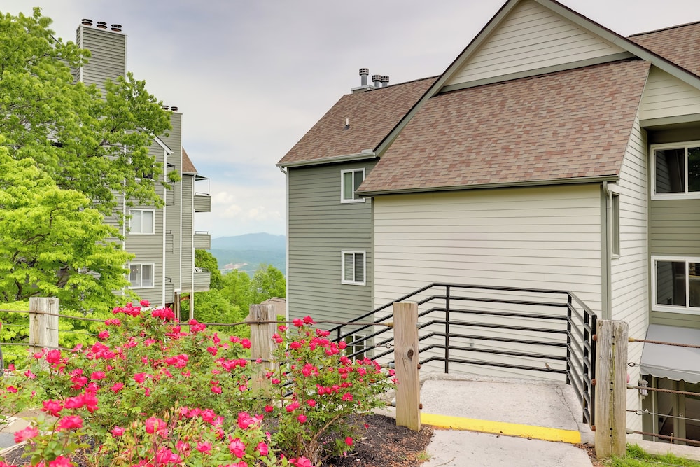 Smokies Condo 3 Mi to Nat'l Park + Hot Tub Access