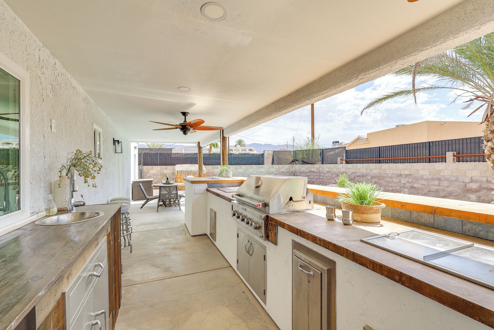Poolside Relaxation: Group-friendly Home in Havasu