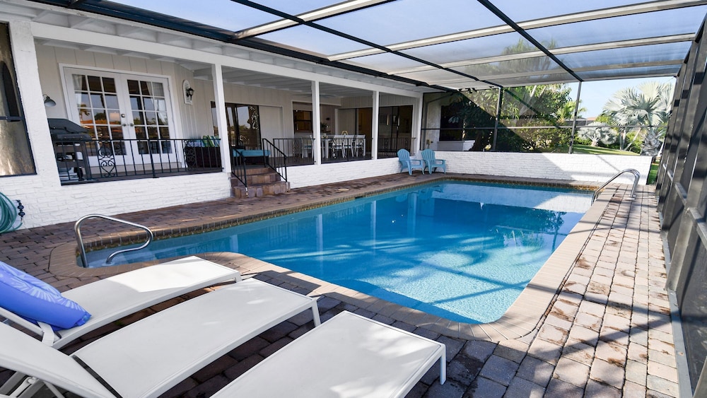 Amazing - 4 Bed Billiard Table Luxury Canal Pool