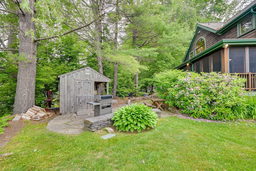 Lakefront Westhampton Cabin w/ Beach + Kayaks!