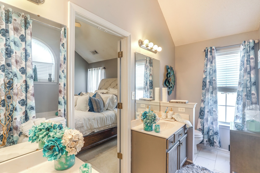 2 Mi to Shelby Farms: Charming Family Home w/ Yard