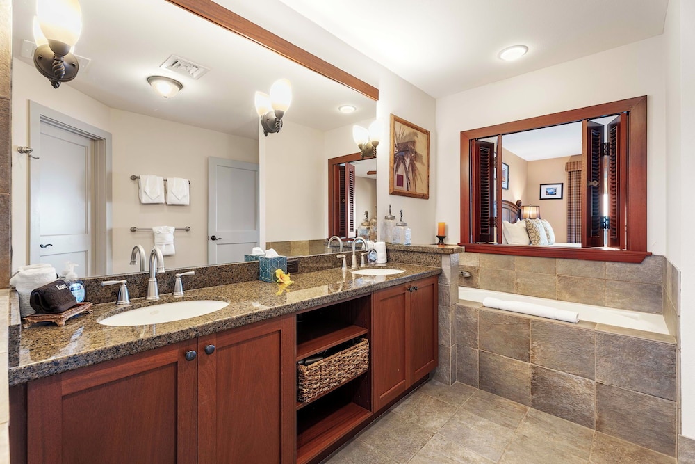Direct Ocean Front - AC - Concierge Included - Ocean Viewing Lanai & Near Shops! -vrkcv
