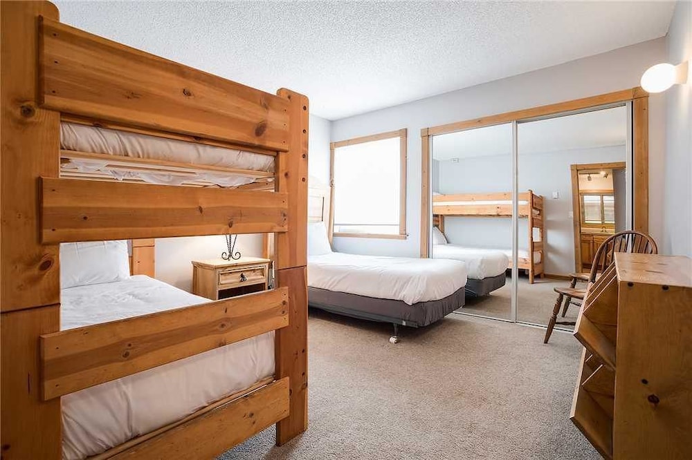Ridgecrest Condominiums by Pioneer Ridge Management view 4