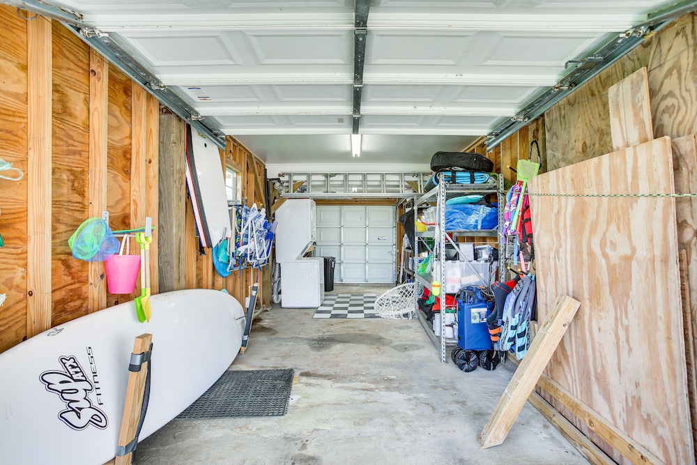Walk to Beach: Updated Home w/ Deck in Galveston!