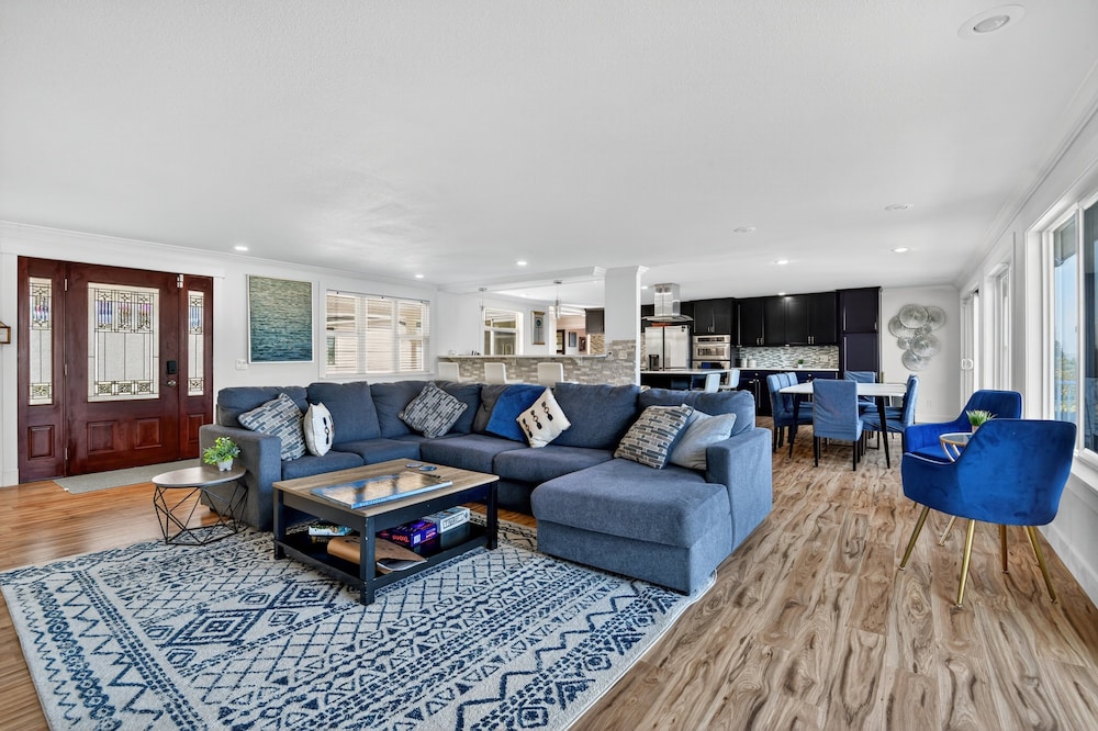 Relaxing Coastal Escape With Ocean Views 5 Bedroom Home