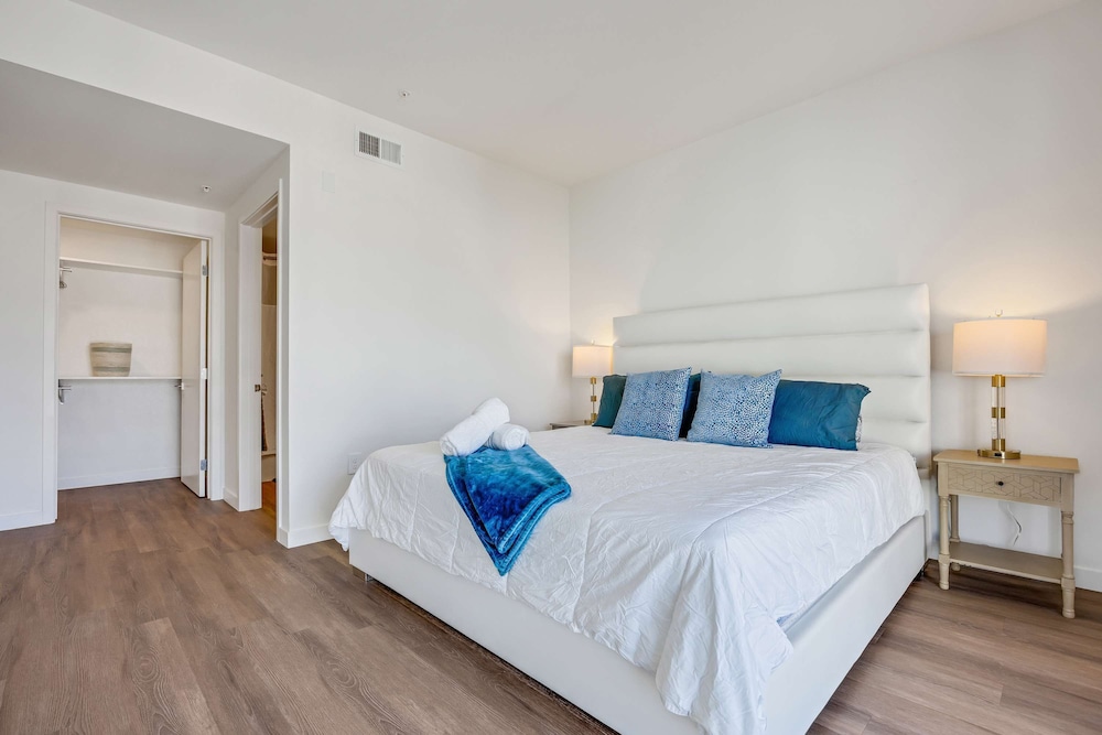 Luxury 2BR Hollywood Sign View by Oneluxstay