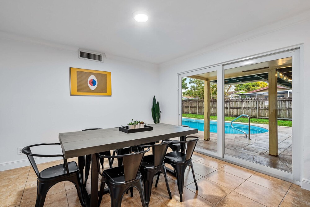 4BR With Private Pool and Game Room - Prime Location