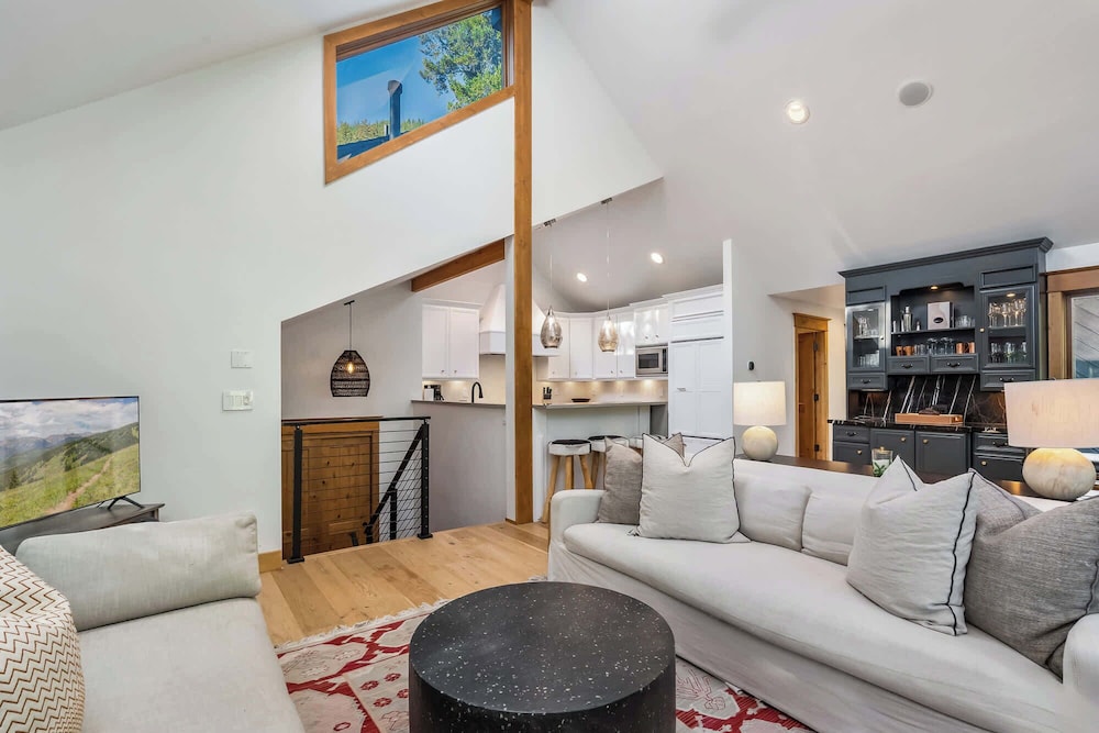 Evergreen Escape Home for 12