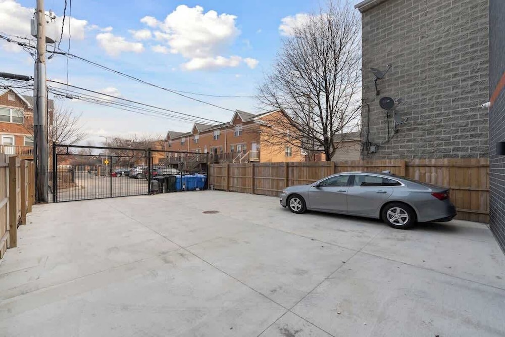 New 3bed 2bath Condo With Parking by United Center
