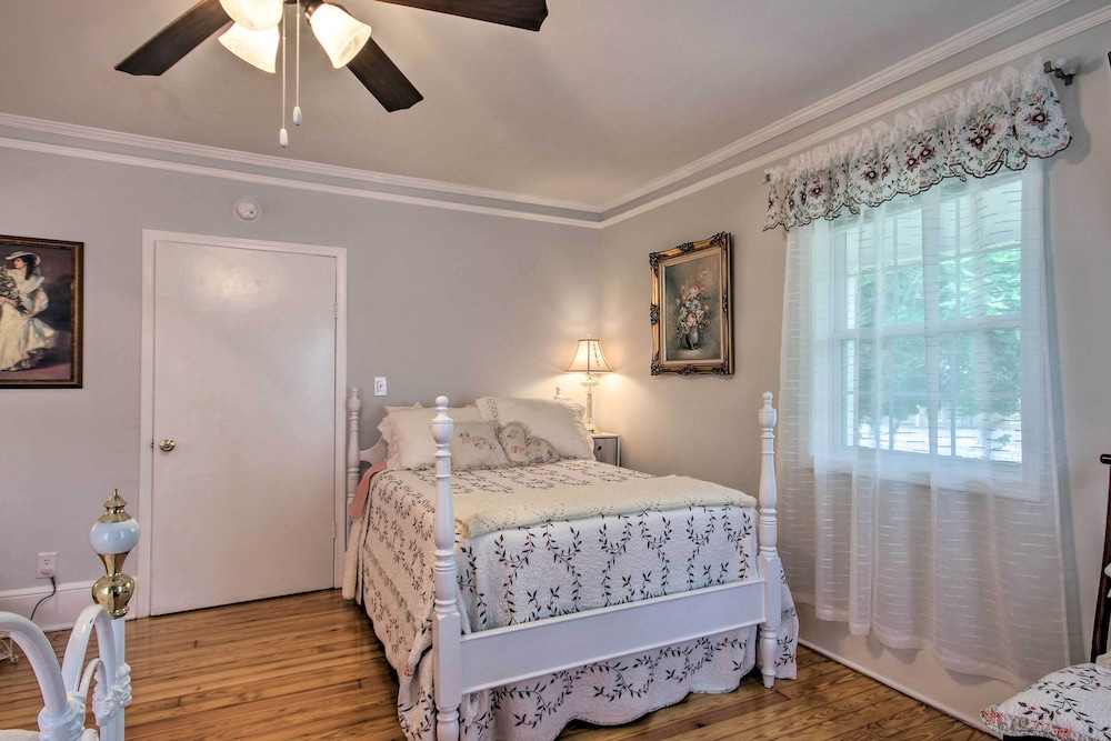 2 Mi to Lake Hartwell: Charming Southern Cottage view 5