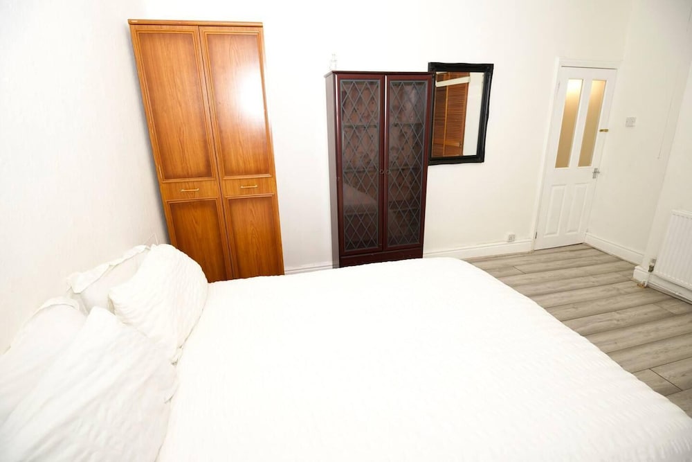 Fine 3-bed House in Manchester for up to 6 People view 2