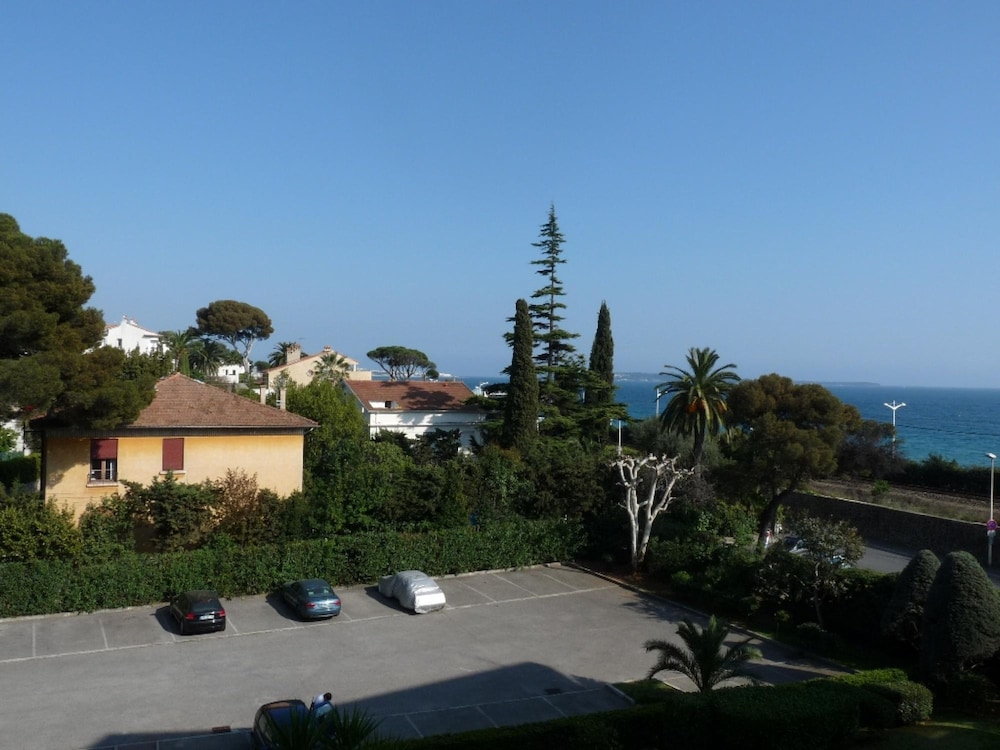 Two Bedroom Apartment Near the Beach in Cannes Terrace and Aircon - 814