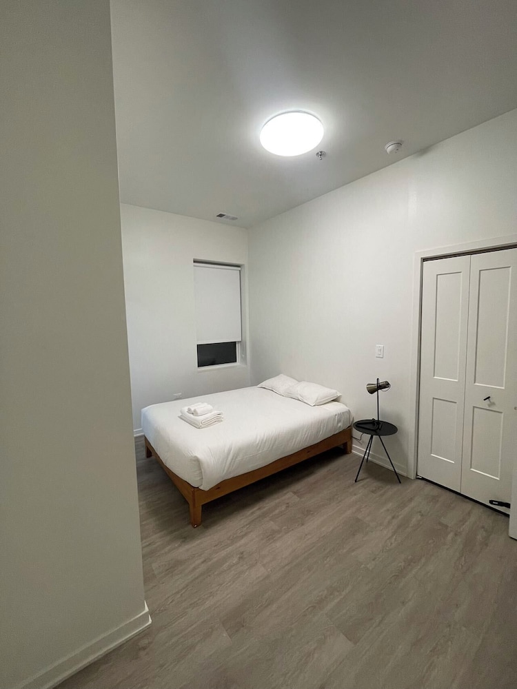 Cozy and Modern Stay in the Heart of C