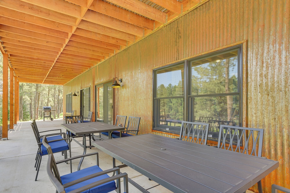 3 Mi to Resort: Year-round Angel Fire Getaway!