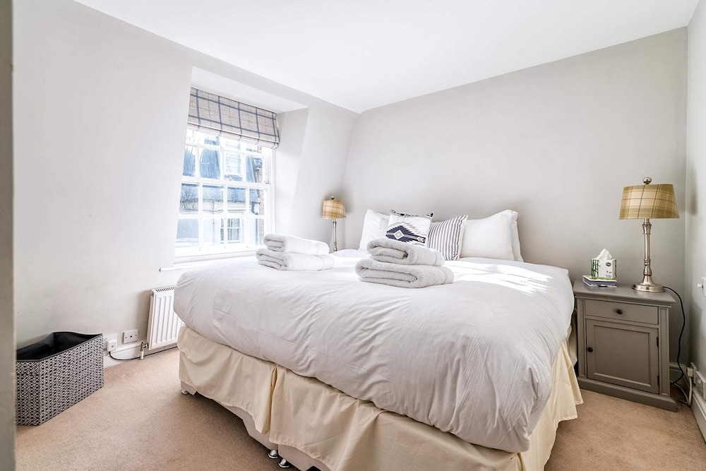 Cozy and Spacious Kensington Maisonette