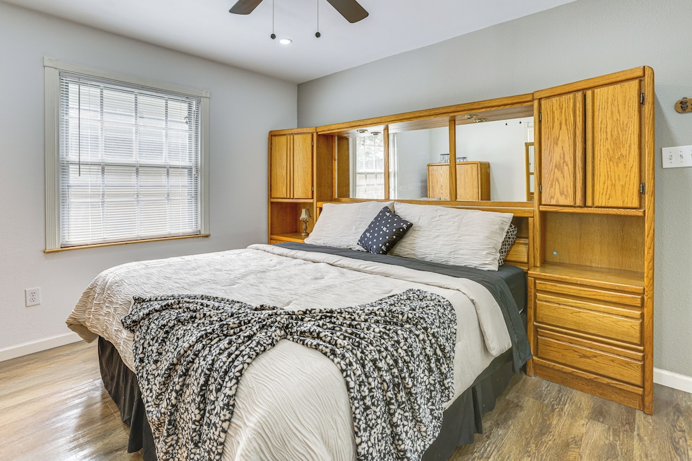 7 Mi to Dtwn Houston: Family Home w/ Patio & Yard