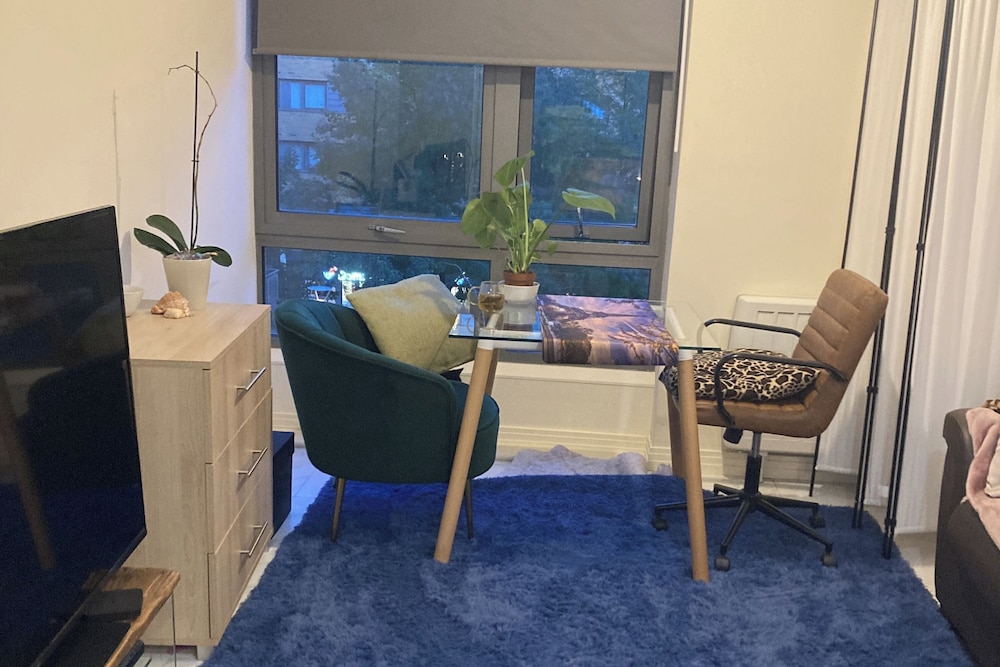 Bright London Retreat Near North Acton Tube