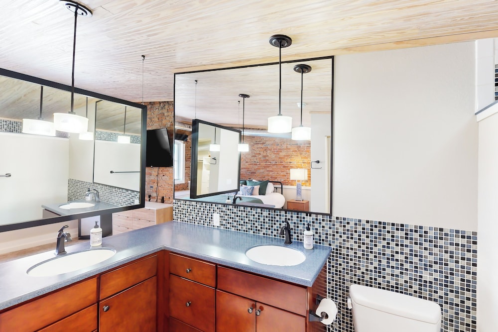 2BR Updated Dtwn Condo: Streaming, Patio, W & D
