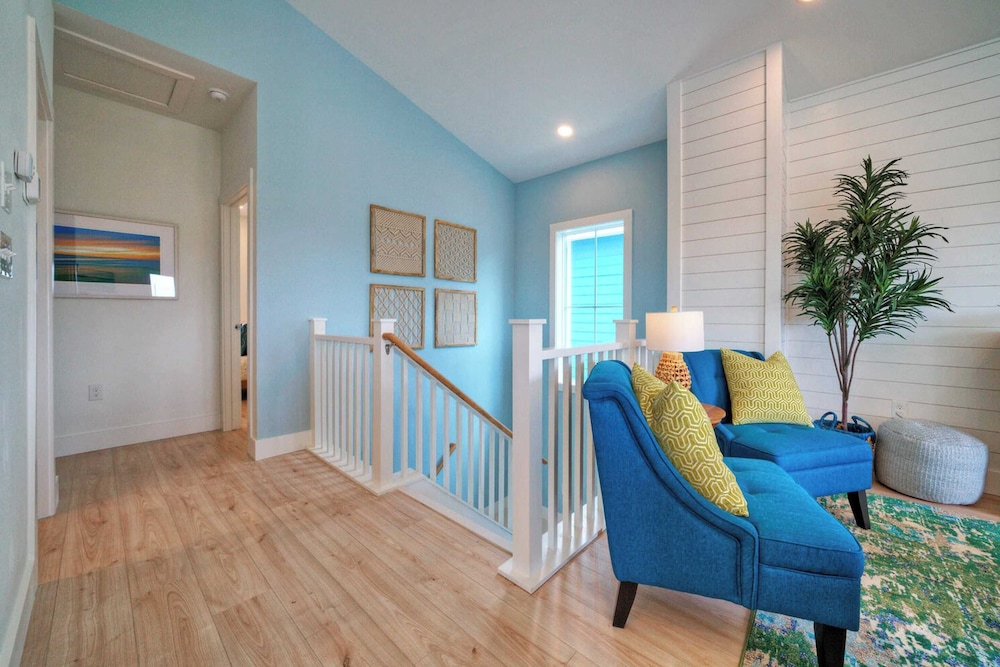 Sleeps 22 2 Homes w/ Private Pool + Patio Walkable Location, Golf Cart Zone