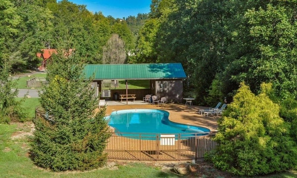 Hillbilly Hideaway 4 Bedroom Cabin
