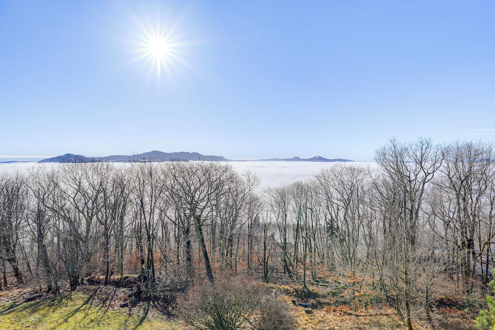 2 Mi to Beech Mtn: Fully Remodeled Condo w/ Patio!