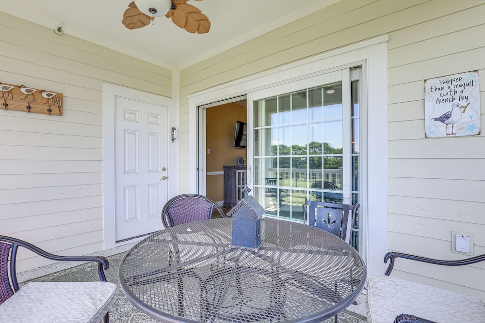 Golf Course View, Pool Access: Myrtle Beach Condo!