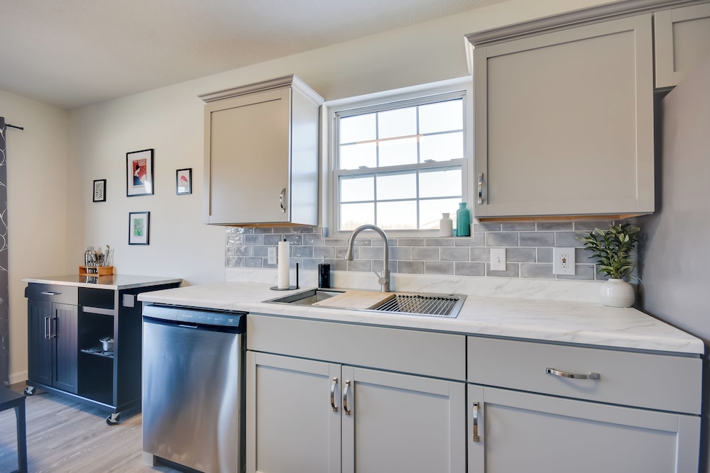 2 Mi to Dtwn Fulton: 'meadowlark' Home w/ Deck!