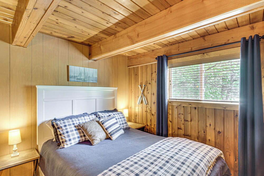 Canal Across Street: Family Cabin in Breezy Point!