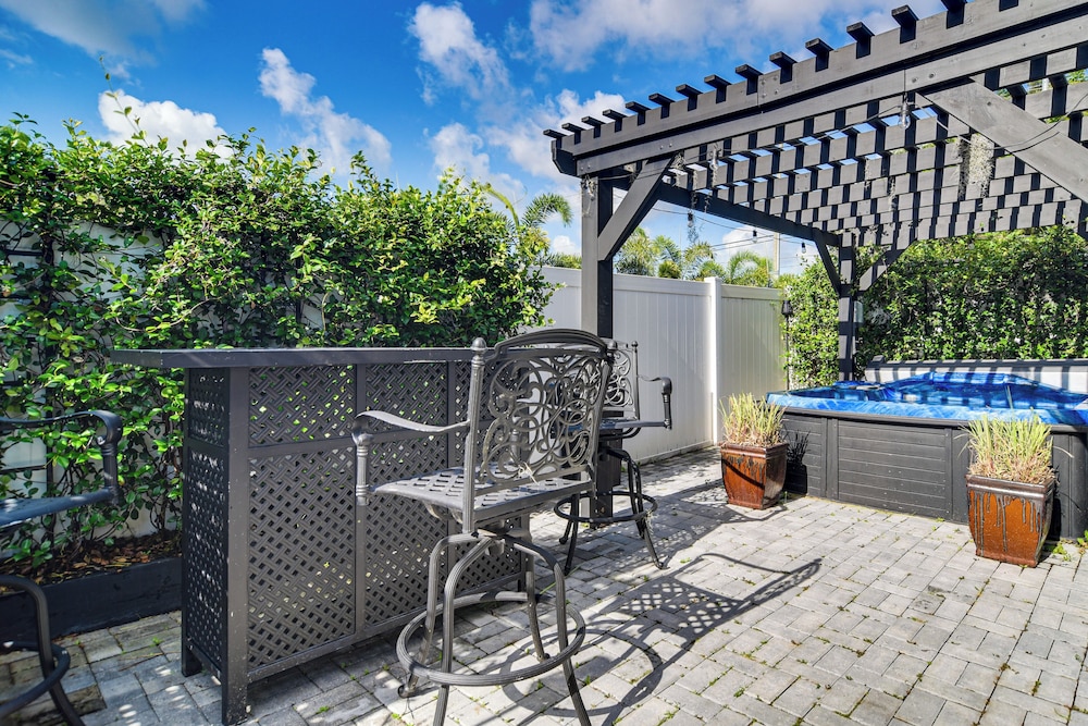 Hot Tub & Fenced Yard: Tranquil Home in Valrico!