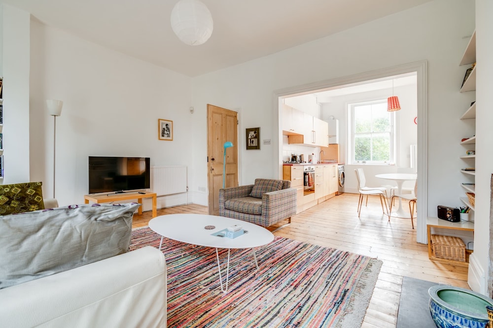Bright Two Bedroom Apartment Near Vibrant Camden Town