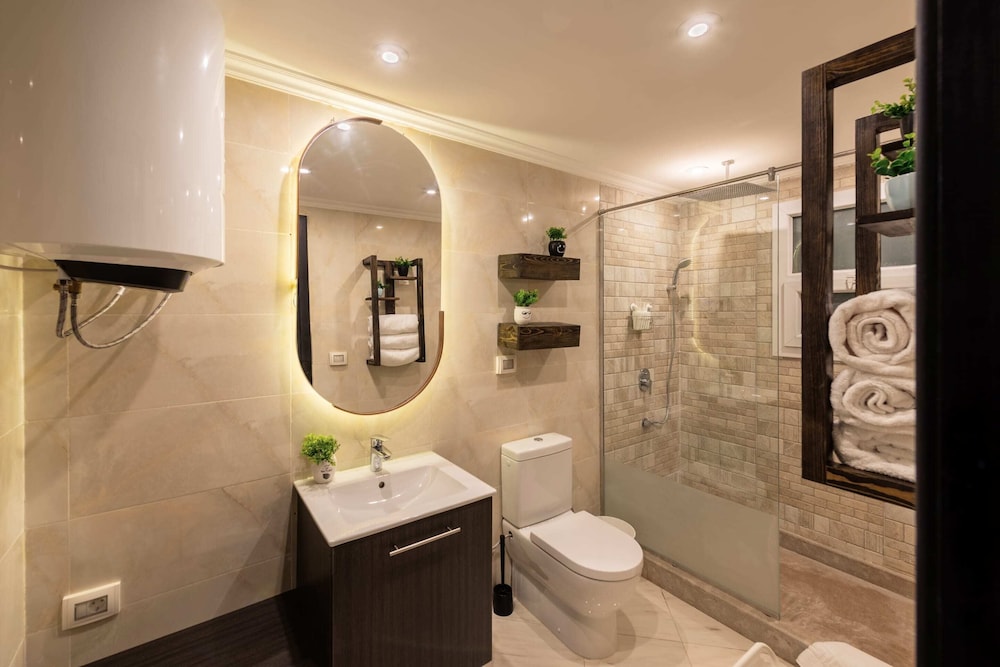 Xuru Stays I Waterfront Designer 2BR - 5 min to Airport