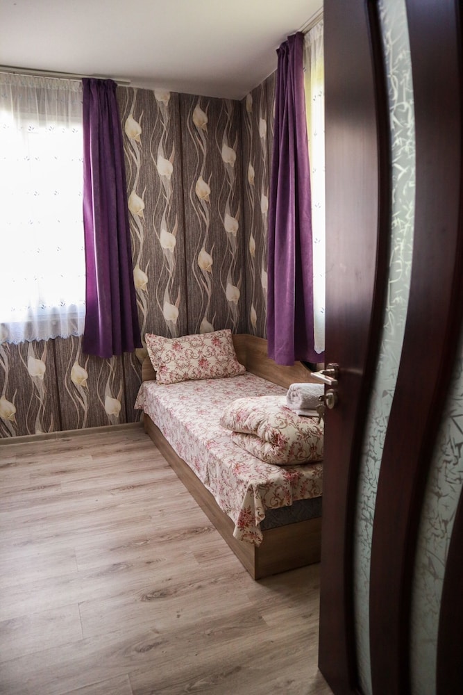 Comfortable Bungalow for two in the Heart of the Forest view 4